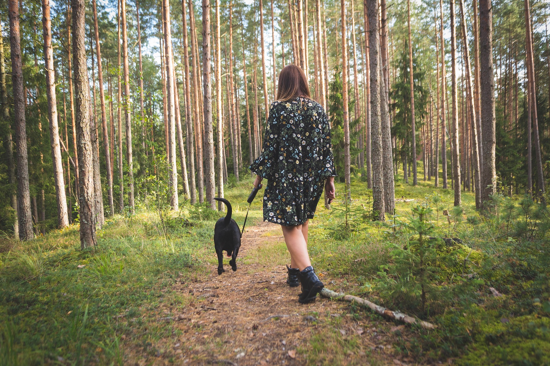 Frauchen geht mit Hund Gassi